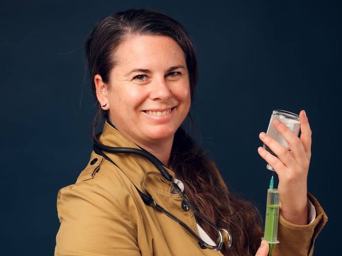 Marie Cauzard bereitet eine Impfung vor